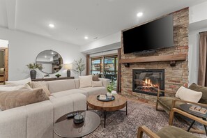 Smart TV, chimenea y libros