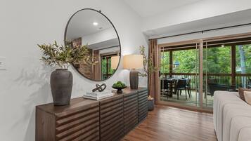 تلفزيون ذكي، مدفأة، كُتُب