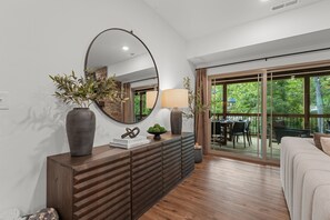 Smart-TV, peis og bøker