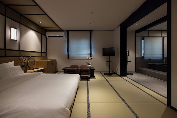 Signature Twin Room | Desk, laptop workspace, free WiFi