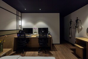 2PC | 办公桌、笔记本电脑工作区、免费 WiFi