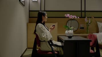 Dado (Tea ceremony) | Desk, laptop workspace, free WiFi