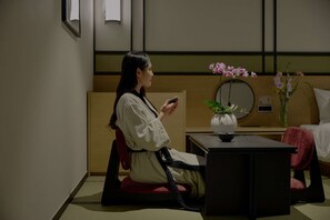 Desk, laptop workspace, free WiFi - Mitasuya Ryokan Hotel by Anook Daejeon Yuseong (Gongju)
