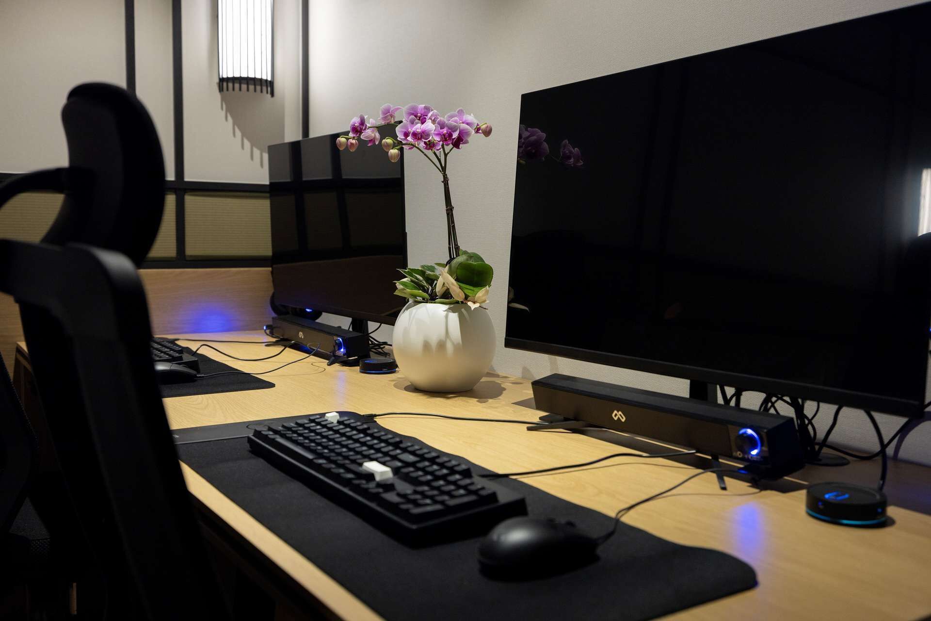 2PC | Desk, laptop workspace, free WiFi