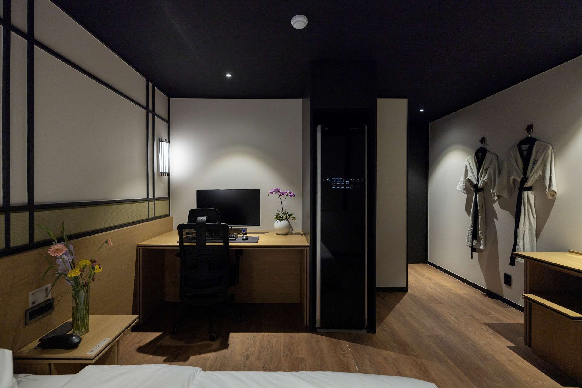 Business | Desk, laptop workspace, free WiFi