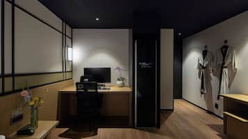 Business | Desk, laptop workspace, free WiFi