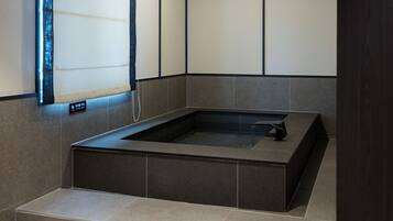 Signature-herbergi fyrir tvo, tvö rúm | Einkanuddbaðkar