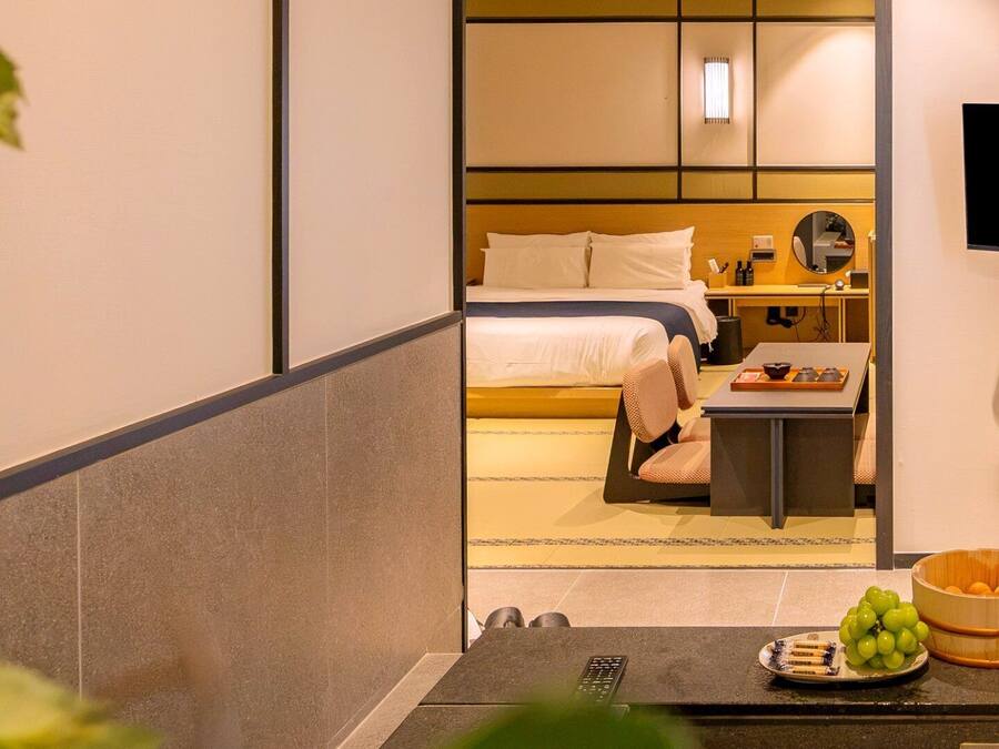 Signature Twin Room | Desk, laptop workspace, WiFi (free)