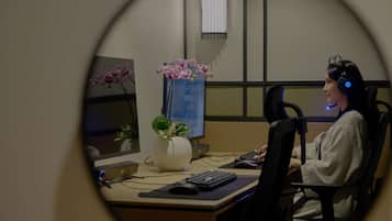 2PC | Desk, laptop workspace, WiFi (free)