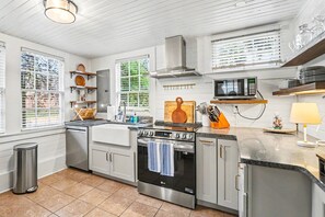 Kjøleskap, mikrobølgeovn, oppvaskmaskin og kaffetrakter/tekoker