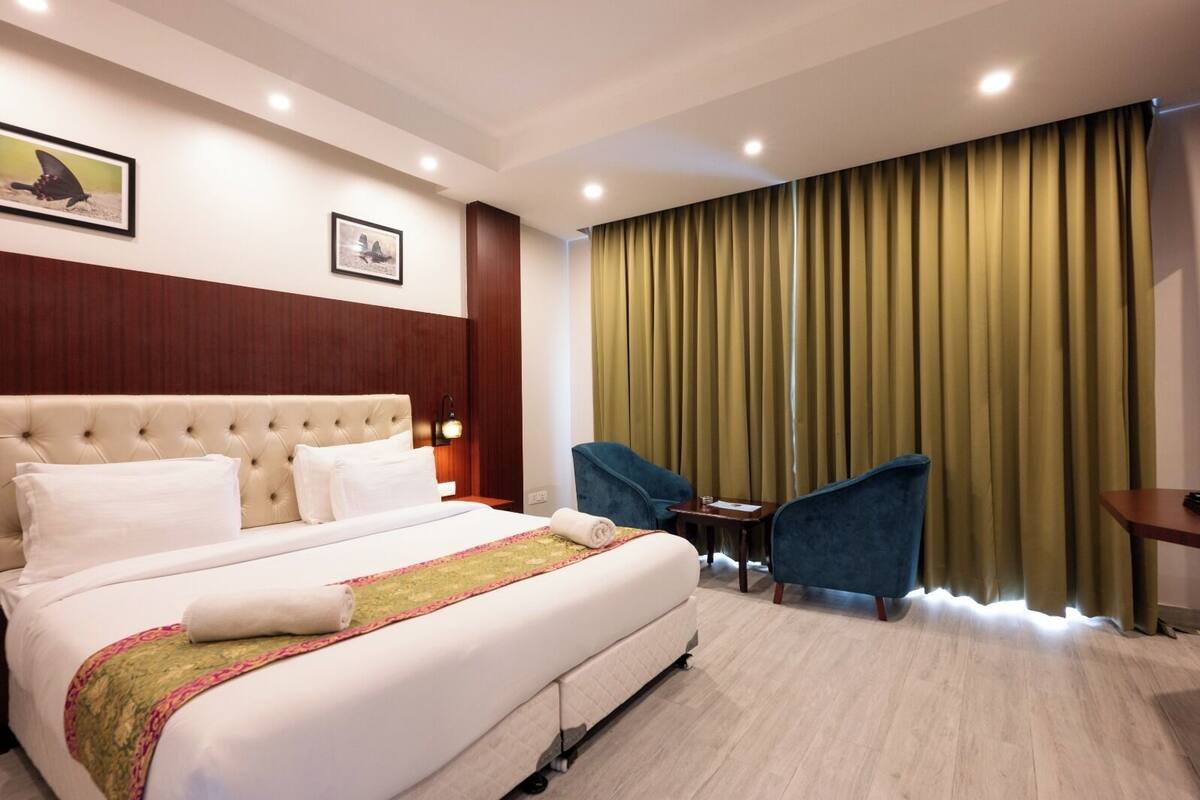 Executive Room, Balcony, River View | Desk, soundproofing, free WiFi