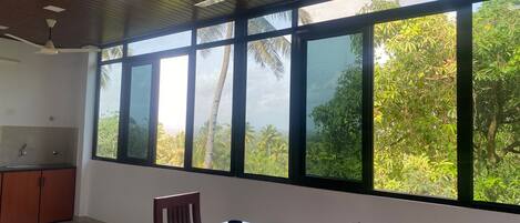 Deluxe Apartment, 1 King Bed, Balcony, City View | In-room dining