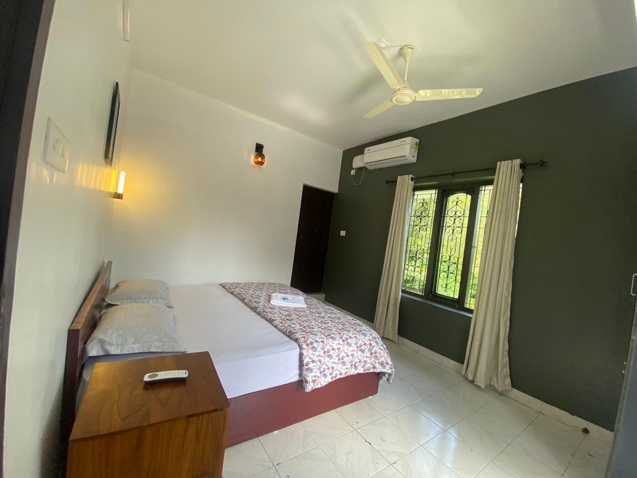 Fer et planche à repasser, Wi-Fi gratuit, draps fournis