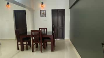 Deluxe Apartment, City View | Living area