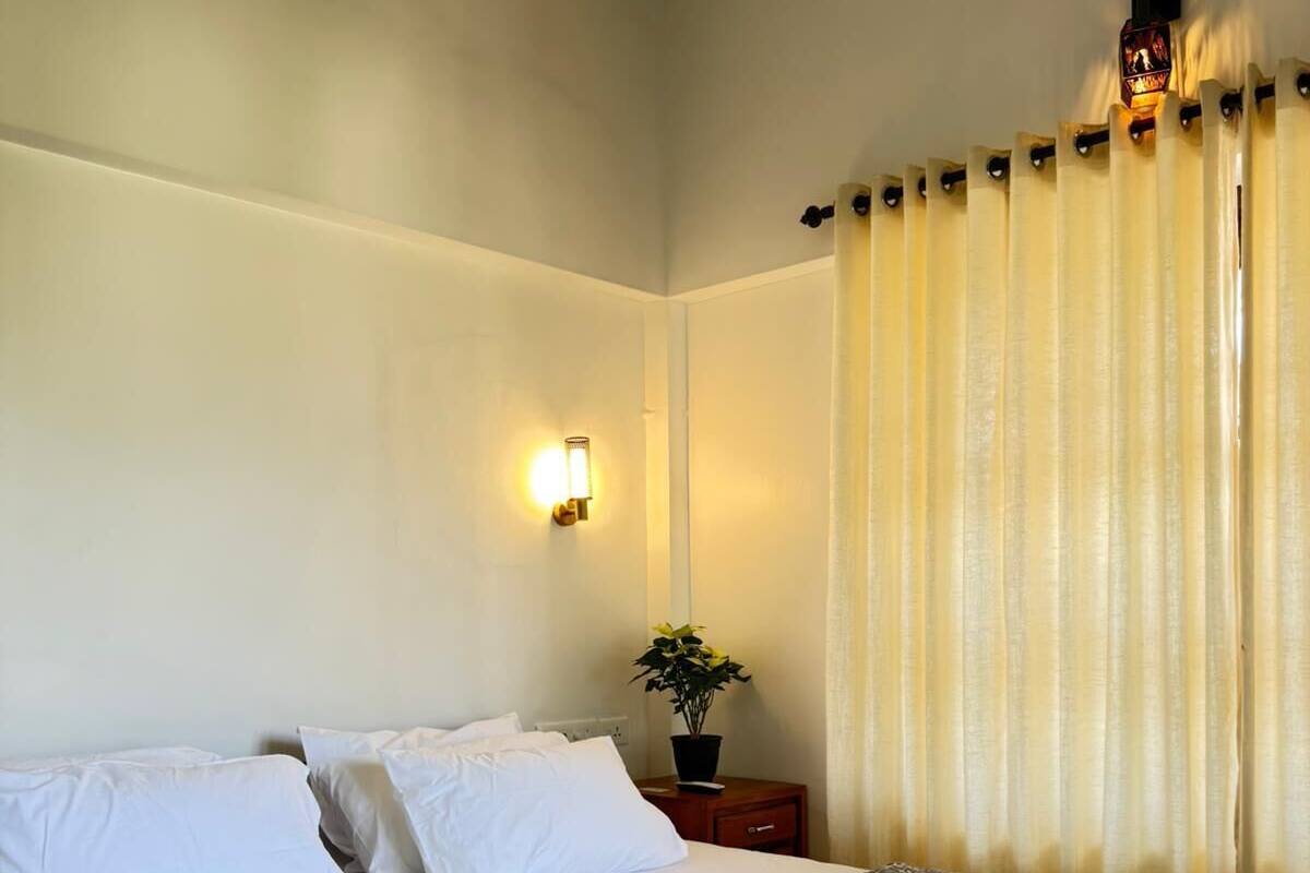 Premium bedding, iron/ironing board (on request), free WiFi, bed sheets