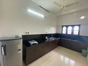 Deluxe Apartment, City View | Private kitchen
