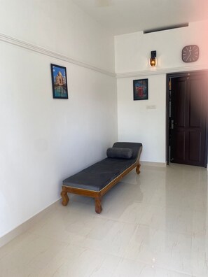 Deluxe Apartment, City View | Living area