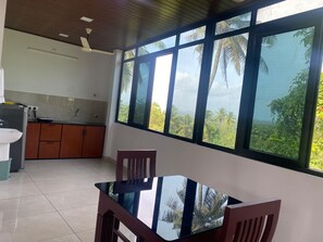 Classic Apartment, 1 Katil Raja (King), Balcony, City View | Makan dalam bilik