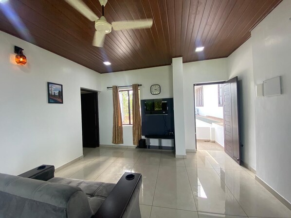 Deluxe Apartment, Balcony, City View | Living area
