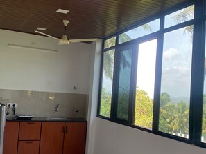 豪華公寓, 露台, 城市景 | 私人廚房 | 雪櫃、廚房用具/餐具/器皿