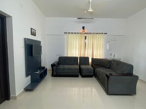 Deluxe-Apartment, Stadtblick | Wohnbereich | LED-Fernseher