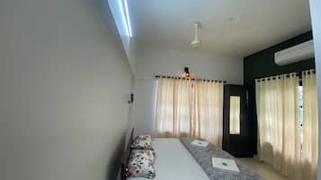 Iron/ironing board, free WiFi, bed sheets