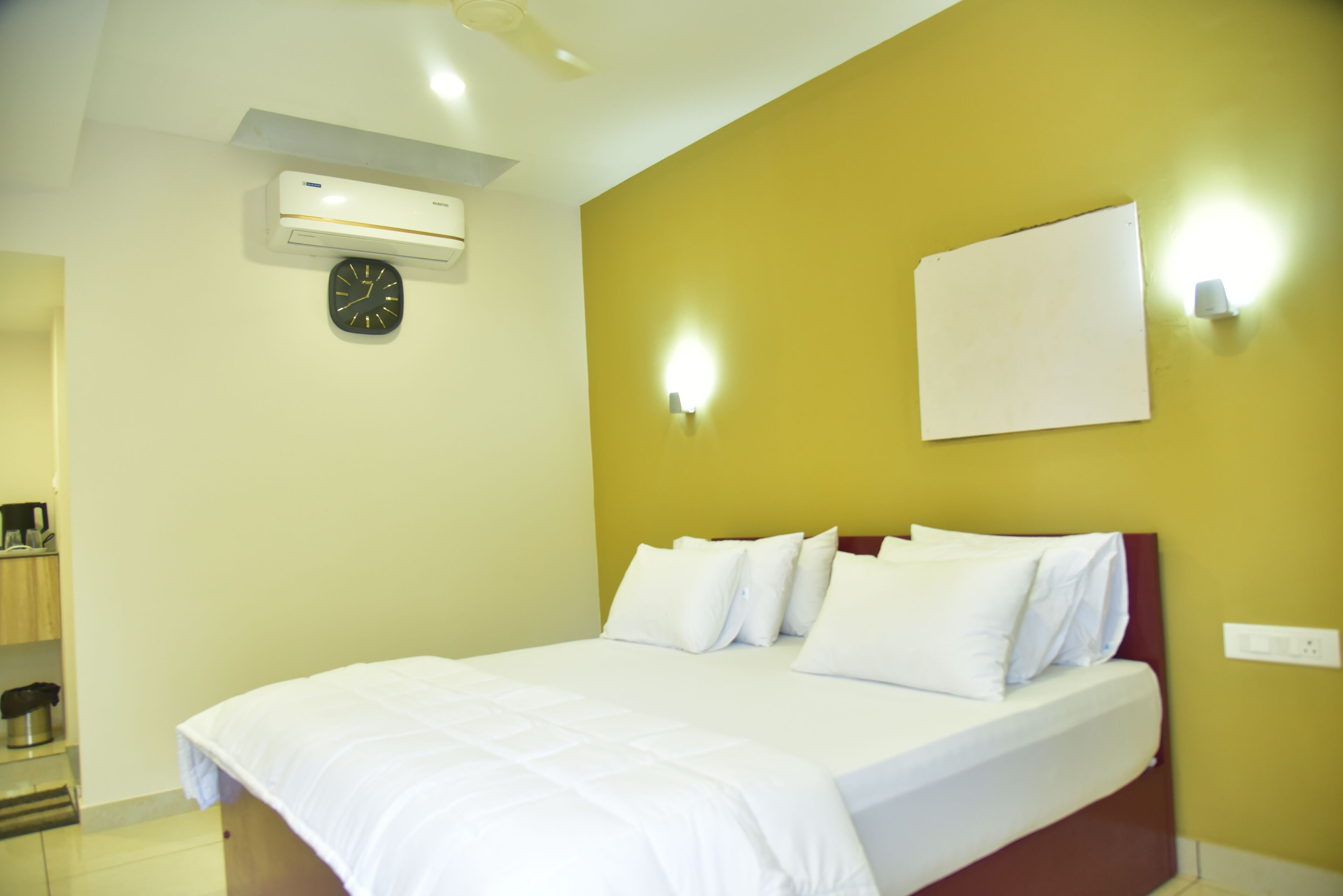 Comfort Double Room | Premium bedding, iron/ironing board, free WiFi, bed sheets