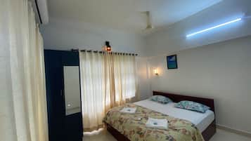 Deluxe Apartment, City View | Iron/ironing board, free WiFi