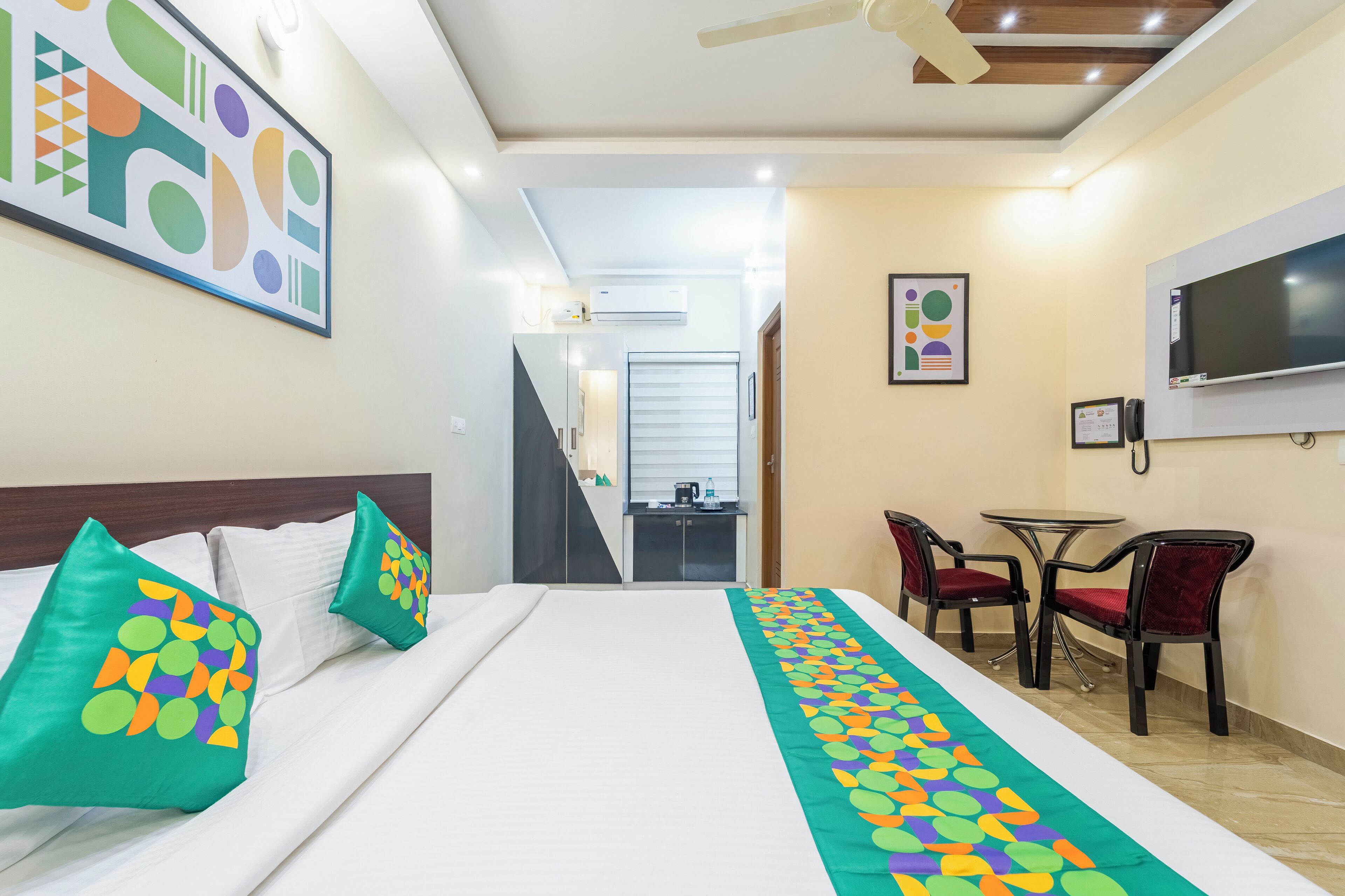 Standard Double Room | Meja, seterika/papan seterika 