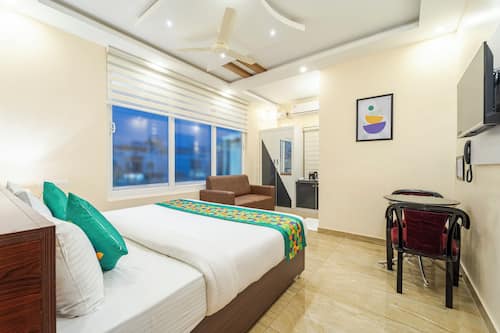 Deluxe Double Room | Desk, iron/ironing board