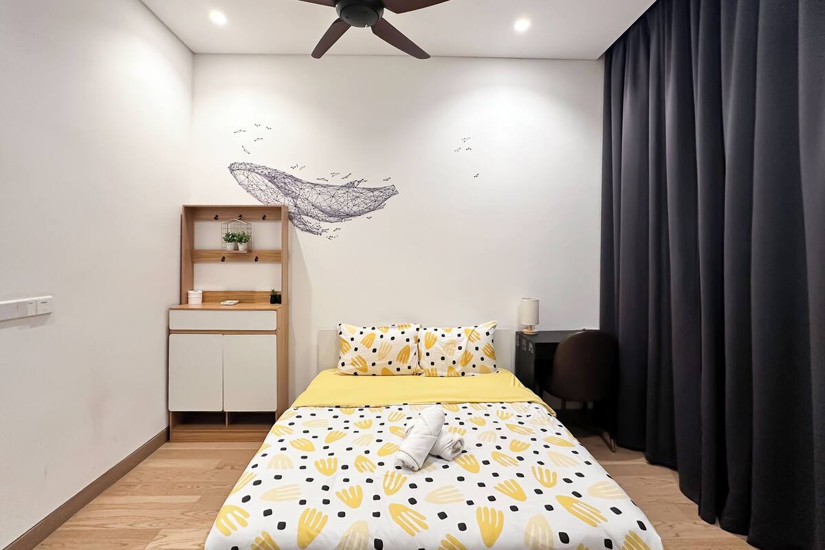 Desk, laptop workspace, iron/ironing board, free WiFi