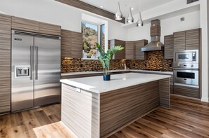 Mikrobølgeovn, ovn, kokeplater og oppvaskmaskin