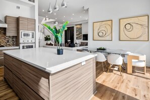 Mikrobølgeovn, ovn, kokeplater og oppvaskmaskin