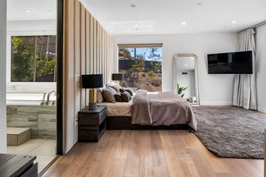 5 bedrooms, iron/ironing board, WiFi, bed sheets