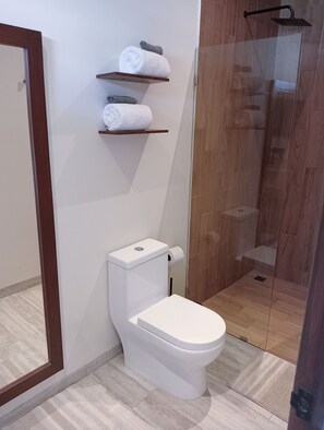 Doccia, asciugacapelli, asciugamani, sapone
