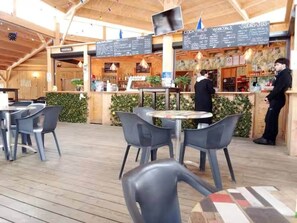 Bar (on property) - 3 bedroom mobile home Camping Mer et Soleil (Saint-Georges-d'Oléron)