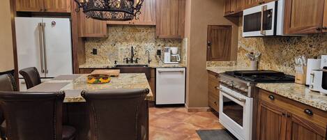 ثلاجة، ميكروويف، فرن، موقد طهي مسطح