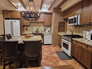 Kjøleskap, mikrobølgeovn, ovn og kokeplater