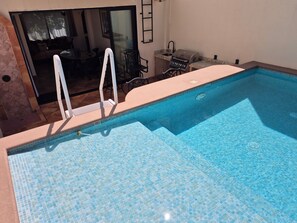 Utendørsbasseng og et oppvarmet basseng