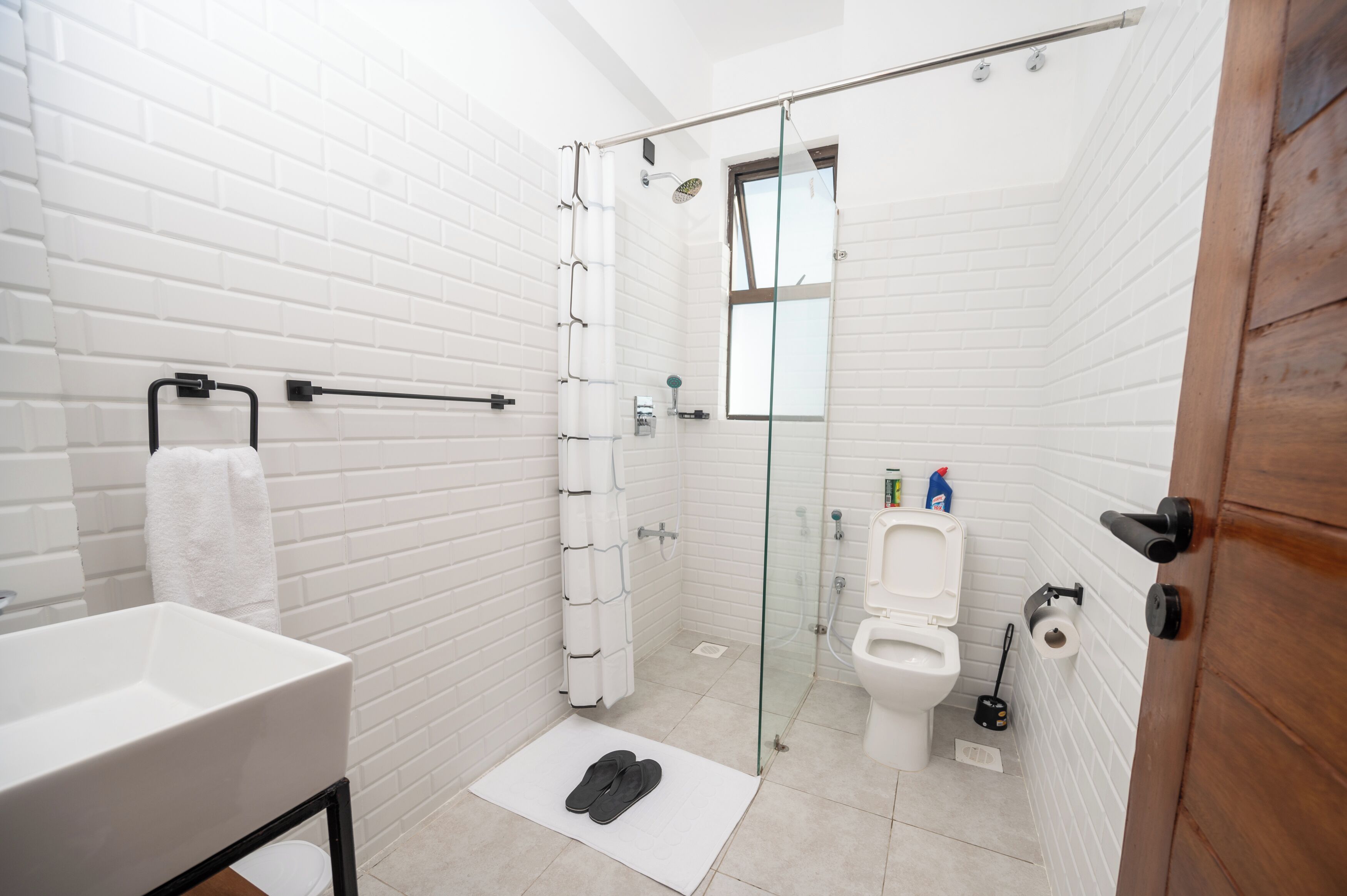 Chuveiro, banheira de hidromassagem, bidê, toalhas de banho