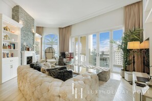 Departamento, vista a la ciudad | Área de sala de estar | Televisión de pantalla plana 