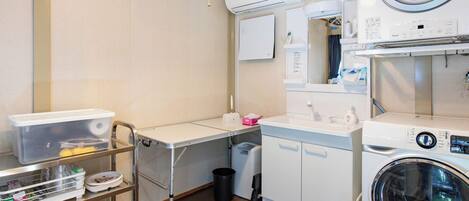 Habitación cuádruple | Baño | Tina con regadera, amenidades de baño gratuitas, secadora de cabello