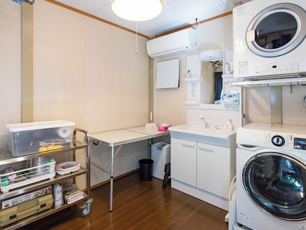Quadruple Room | Bathroom | Combined shower/tub, free toiletries, hair dryer, towels - AIR STREAM HOUSE NAKASONE (Nakijin)