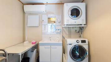 Quadruple Room | Bathroom | Combined shower/bathtub, free toiletries, hair dryer, towels