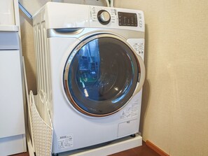 Quadruple Room | Bathroom amenities | Combined shower/tub, free toiletries, hair dryer, towels - AIR STREAM HOUSE NAKASONE (Nakijin)