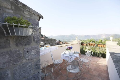 Historic home, wonderful view of the hills, 20" from the Royal Palace of Caserta.