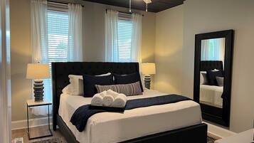 2 Schlafzimmer, Schreibtisch, Bügeleisen/Bügelbrett, Reisekinderbett