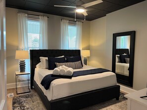 2 Schlafzimmer, Schreibtisch, Bügeleisen/Bügelbrett, Reisekinderbett