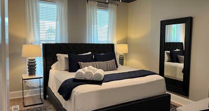 Charming 2-bedroom house close to Quincy University and Blessing hospital