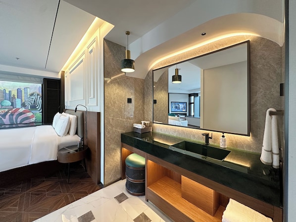 Une salle de bain moderne dotée d’un grand miroir, de deux vasques et d’un meuble-lavabo avec espace de rangement.